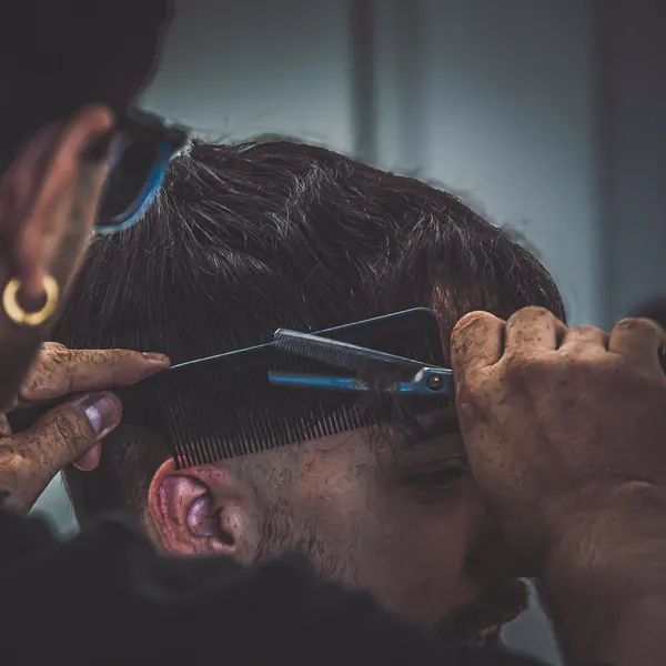 Corte a tijera sobre peine, de cerca