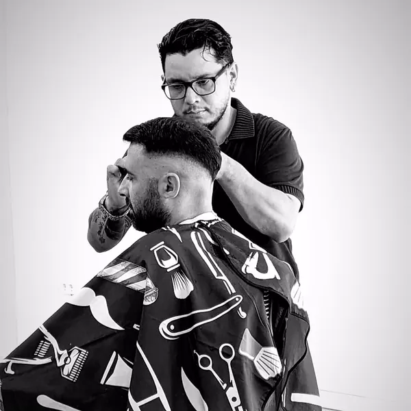 Orlando perfilando el corte de un cliente