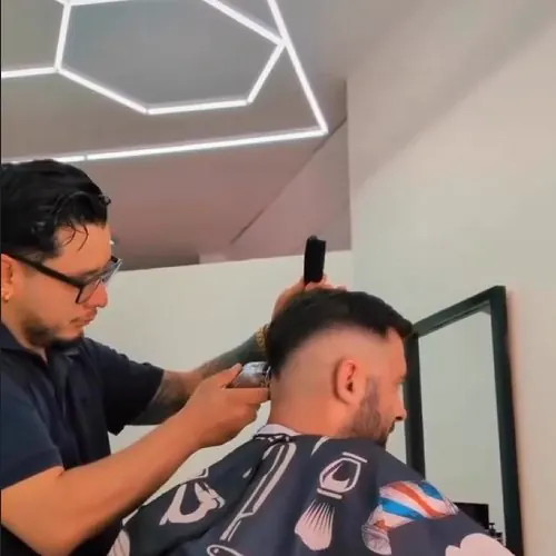 Orlando haciendo un degradado en el local